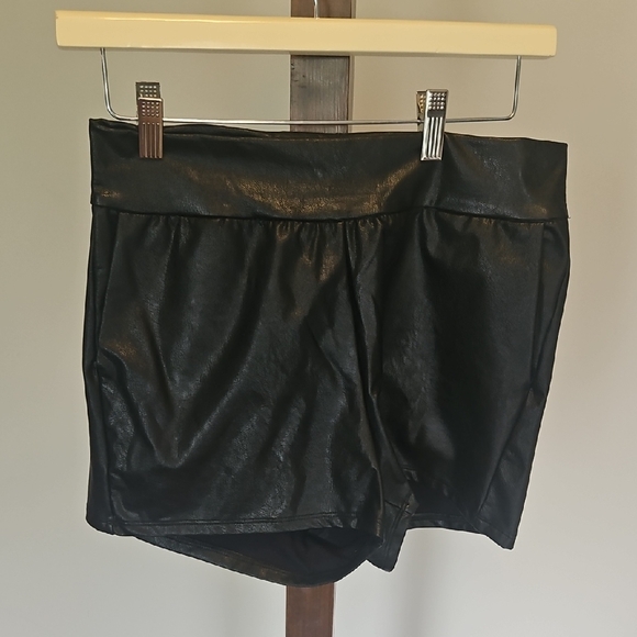 Commando Black Faux Leather Shorts...size S...2 Front Pockets - Picture 1 of 5